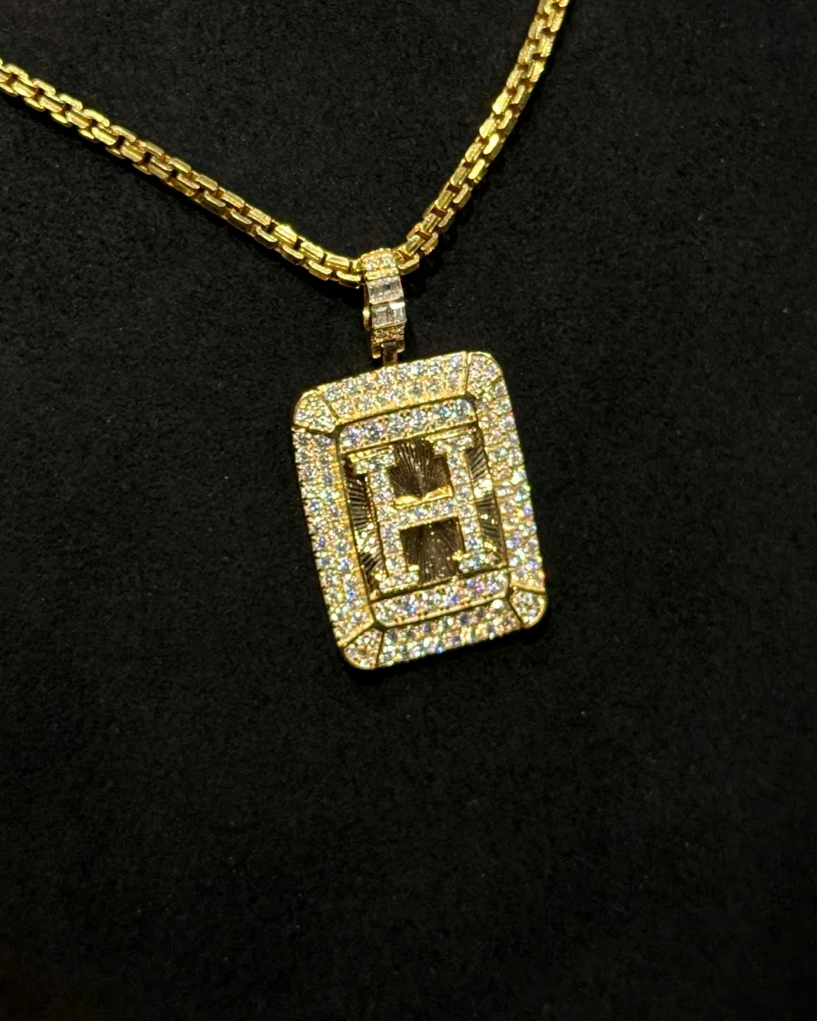 Thành phẩm mặt dây chữ cái đính đá&nbsp;quý, đeo cùng dây chuyền vàng
